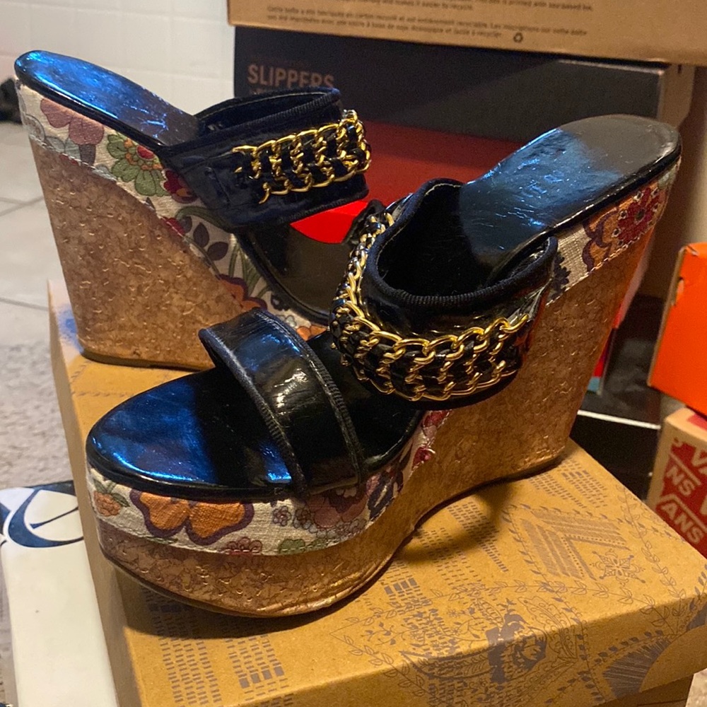 Super cute wedges.